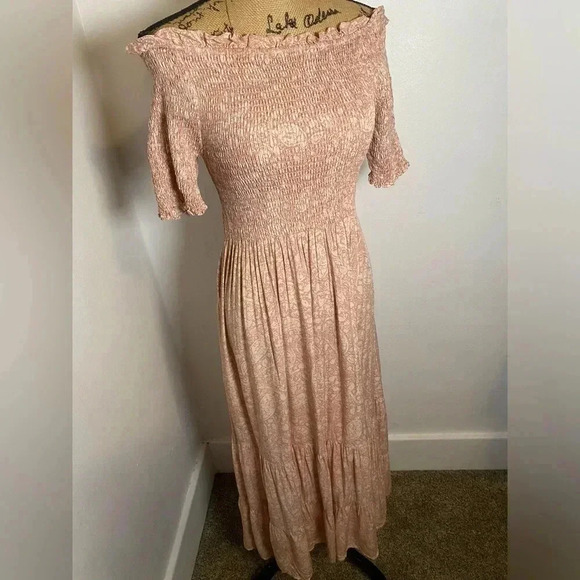 NWOT Urban Outfitters Smocked Off The Shoulder Midi Dress Pink Women’s Medium - Picture 13 of 16
